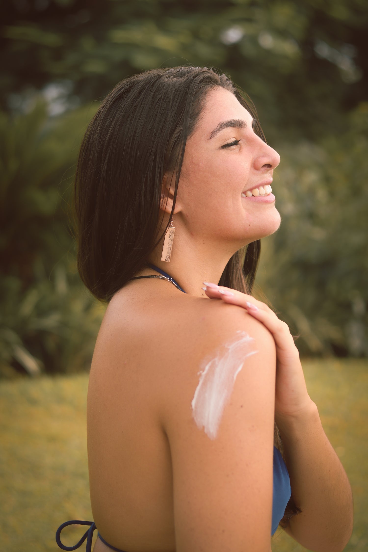 a Polynesian girl using mailelani body lotion